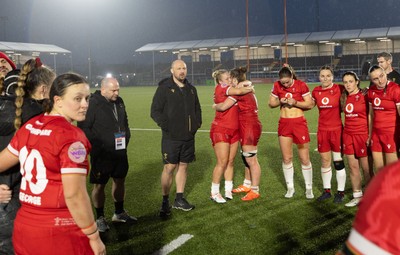 220325  Scotland v Wales, Guinness Women’s Six Nations 2025 - The Wales team huddle up at the end of the match