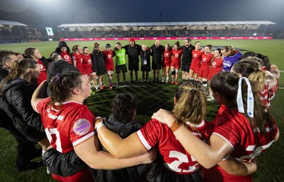 220325  Scotland v Wales, Guinness Women’s Six Nations 2025 - The Wales team huddle up at the end of the match