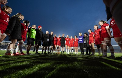 220325  Scotland v Wales, Guinness Women’s Six Nations 2025 - The Wales team huddle up at the end of the match