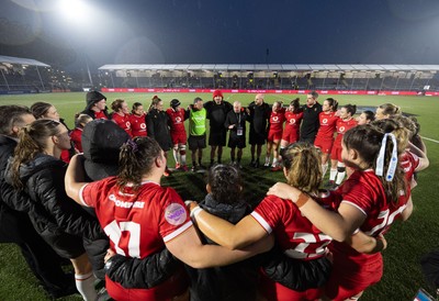 220325  Scotland v Wales, Guinness Women’s Six Nations 2025 - The Wales team huddle up at the end of the match