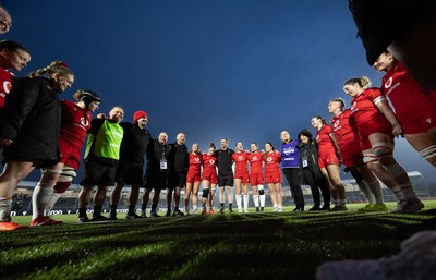 220325  Scotland v Wales, Guinness Women’s Six Nations 2025 - The Wales team huddle up at the end of the match