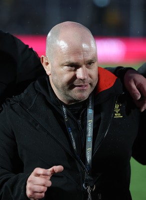 220325  Scotland v Wales, Guinness Women’s Six Nations 2025 - Wales Women head coach Sean Lynn speaks to the players at the end of the match