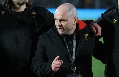 220325  Scotland v Wales, Guinness Women’s Six Nations 2025 - Wales Women head coach Sean Lynn speaks to the players at the end of the match