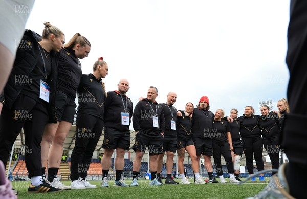 220325  Scotland v Wales, Guinness Women’s Six Nations 2025 - The Wales team huddle up as they arrive at the stadium