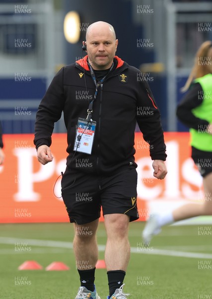 220325  Scotland v Wales, Guinness Women’s Six Nations 2025 - Wales Women head coach Sean Lynn during warm up