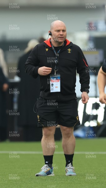 220325  Scotland v Wales, Guinness Women’s Six Nations 2025 - Wales Women head coach Sean Lynn during warm up