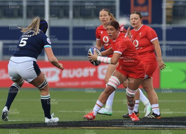 220325  Scotland v Wales, Guinness Women’s Six Nations 2025 - Georgia Evans of Wales takes on Sarah Bonar of Scotland