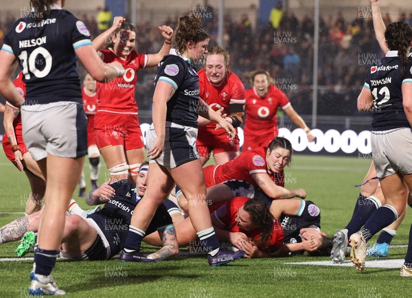 220325  Scotland v Wales, Guinness Women’s Six Nations 2025 - Gwenllian Pyrs of Wales powers over to score try