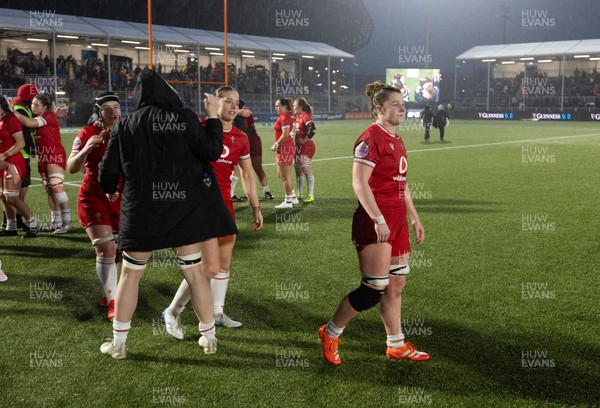 220325  Scotland v Wales, Guinness Women’s Six Nations 2025 - Wales players at the end of the match