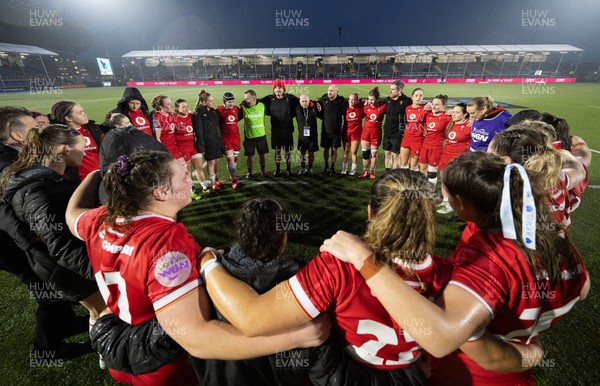 220325  Scotland v Wales, Guinness Women’s Six Nations 2025 - The Wales team huddle up at the end of the match