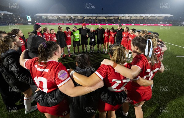 220325  Scotland v Wales, Guinness Women’s Six Nations 2025 - The Wales team huddle up at the end of the match