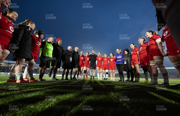 220325  Scotland v Wales, Guinness Women’s Six Nations 2025 - The Wales team huddle up at the end of the match