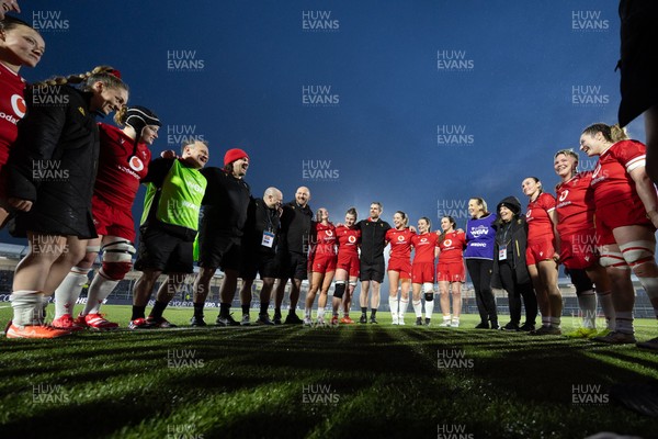 220325  Scotland v Wales, Guinness Women’s Six Nations 2025 - The Wales team huddle up at the end of the match