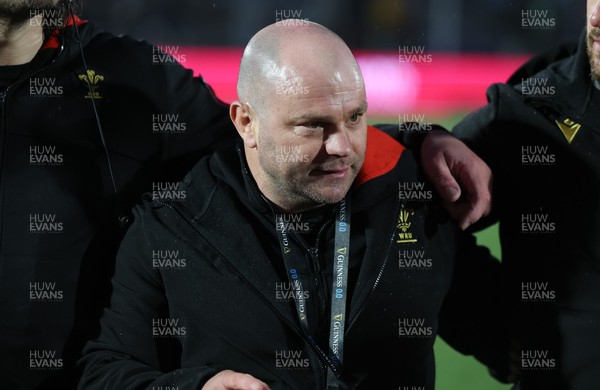 220325  Scotland v Wales, Guinness Women’s Six Nations 2025 - Wales Women head coach Sean Lynn speaks to the players at the end of the match