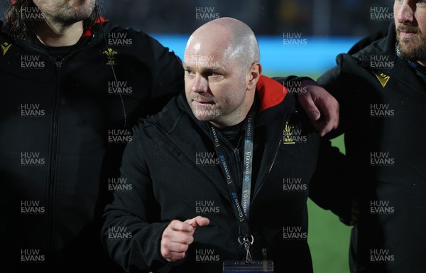 220325  Scotland v Wales, Guinness Women’s Six Nations 2025 - Wales Women head coach Sean Lynn speaks to the players at the end of the match