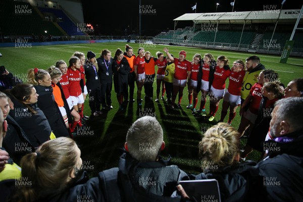 080319 - Scotland Women v Wales Women - Guinness 6 Nations Championship - Wales team huddle