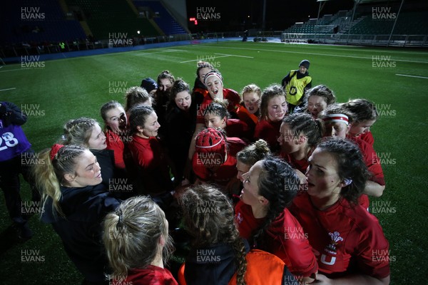 080319 - Scotland Women v Wales Women - Guinness 6 Nations Championship - Wales team huddle