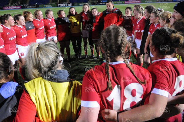 171119 - Scotland Women v Wales Women -  Wales players gather into a huddle at the end of the match following a 3-17 victory over Scotland