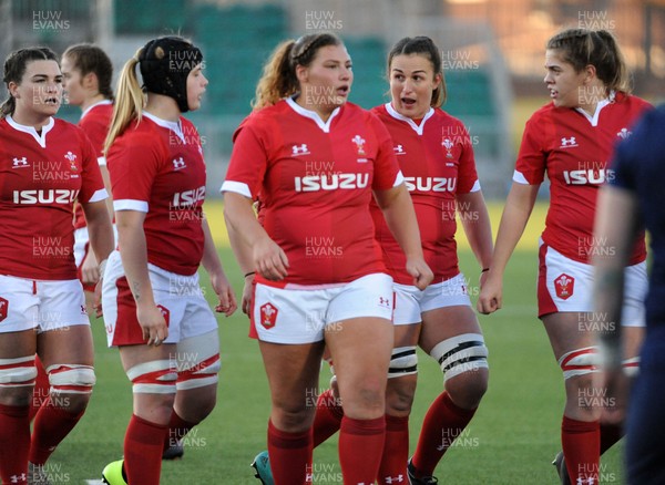 171119 - Scotland Women v Wales Women -  Siwan Lilicrap of Wales gathers her players in for a pep talk