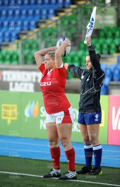 171119 - Scotland Women v Wales Women -  Kelsey Jones of Wales prepares to throw in at a line out