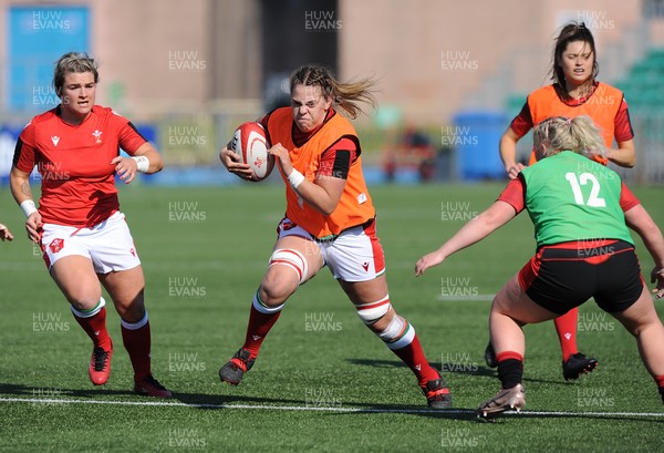 240421 - Scotland Women v Wales Women - Women's Six Nations - Wales Women team warm up before kick off