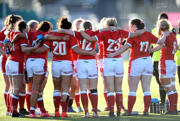 240421 - Scotland Women v Wales Women - Women's Six Nations -  Wales huddle