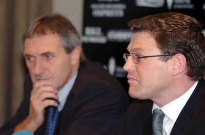 23-01-04  Scott Gibbs announces his retirement from Rugby Union after 15 years, flanked by Neath-Swansea Osprey chief Executive Roger Blyth  