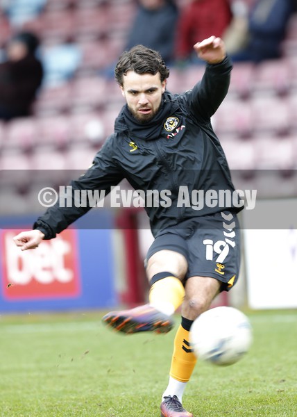 220122 - Scunthorpe United v Newport County - Sky Bet League 2 - Dom Telford of Newport County warms up before match