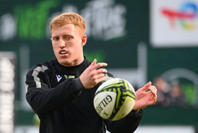 180125  Section Paloise v Ospreys, EPCR Challenge Cup - Iestyn Hopkins of Ospreys during warm up 