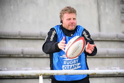 180125  Section Paloise v Ospreys, EPCR Challenge Cup - Ospreys assistant coach Duncan Jones during warm up 