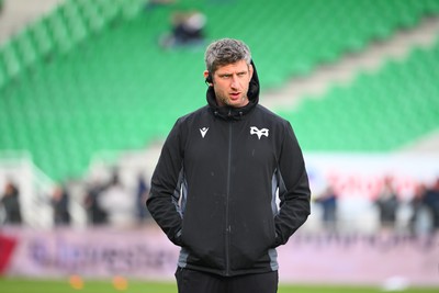 180125  Section Paloise v Ospreys, EPCR Challenge Cup - Richard Kelly of Ospreys during warm up 