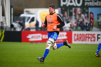 180125  Section Paloise v Ospreys, EPCR Challenge Cup - Tristan Davies of Ospreys during warm up 