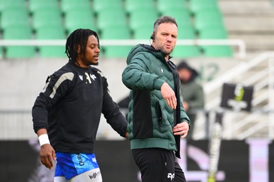 180125  Section Paloise v Ospreys, EPCR Challenge Cup - Ospreys head coach Mark Jones during warm up 