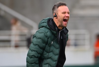 180125  Section Paloise v Ospreys, EPCR Challenge Cup - Ospreys head coach Mark Jones during warm up