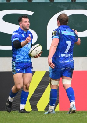 180125  Section Paloise v Ospreys, EPCR Challenge Cup - Ryan Conbeer of Ospreys is congratulated by Jac Morgan of Ospreys after scoring try