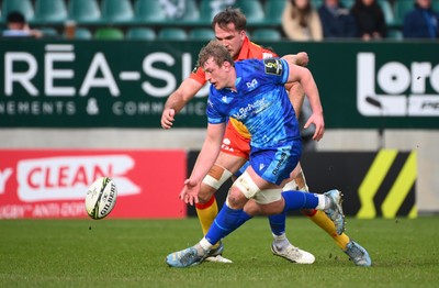 180125  Section Paloise v Ospreys, EPCR Challenge Cup - Jac Morgan of Ospreys chase the ball