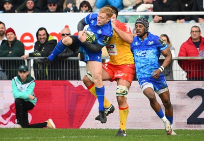 180125  Section Paloise v Ospreys, EPCR Challenge Cup - Iestyn Hopkins of Ospreys takes the ball