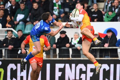 180125  Section Paloise v Ospreys, EPCR Challenge Cup - Clement Mondinat of Section Paloise beats Dan Edwards of Ospreys to claim the ball