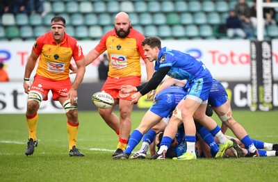 180125  Section Paloise v Ospreys, EPCR Challenge Cup - Kieran Hardy of Ospreys feeds the ball out