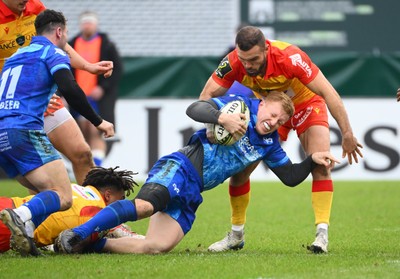 180125  Section Paloise v Ospreys, EPCR Challenge Cup - Iestyn Hopkins of Ospreys is tackled