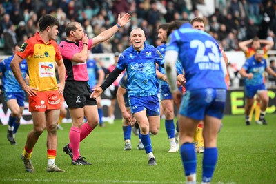 180125  Section Paloise v Ospreys, EPCR Challenge Cup - Luke Davies of Ospreys celebrates the win on the final whistle