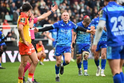 180125  Section Paloise v Ospreys, EPCR Challenge Cup - Luke Davies of Ospreys celebrates the win on the final whistle