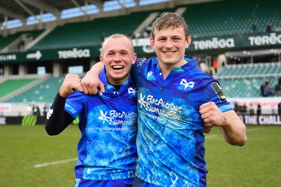 180125  Section Paloise v Ospreys, EPCR Challenge Cup - Luke Davies of Ospreys and Jac Morgan of Ospreys at the end of the match