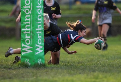 301125 - Senghenydd Sirens v West Swansea Hawks, Womens’ National League - Imogen Shide of Senghenydd Sirens scores try