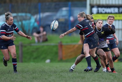 301125 - Senghenydd Sirens v West Swansea Hawks, Womens’ National League - Rhian Bowden of Senghenydd Sirens offloads to Raf Taylor