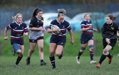 301125 - Senghenydd Sirens v West Swansea Hawks, Womens’ National League - Raf Taylor of Senghenydd Sirens breaks away to score try