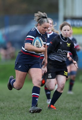 301125 - Senghenydd Sirens v West Swansea Hawks, Womens’ National League - Raf Taylor of Senghenydd Sirens breaks away to score try