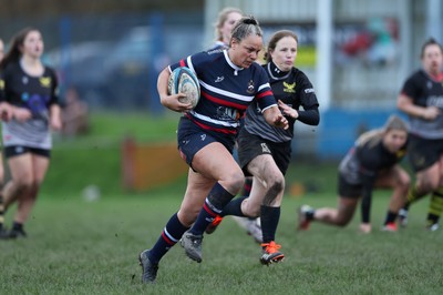 301125 - Senghenydd Sirens v West Swansea Hawks, Womens’ National League - Raf Taylor of Senghenydd Sirens breaks away to score try