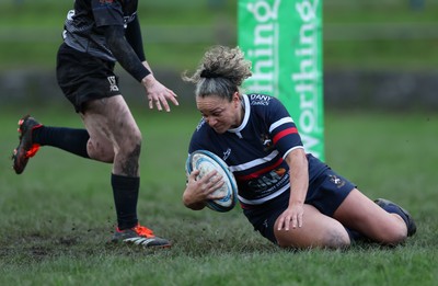301125 - Senghenydd Sirens v West Swansea Hawks, Womens’ National League - Raf Taylor of Senghenydd Sirens breaks away to score try