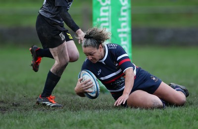 301125 - Senghenydd Sirens v West Swansea Hawks, Womens’ National League - Raf Taylor of Senghenydd Sirens breaks away to score try
